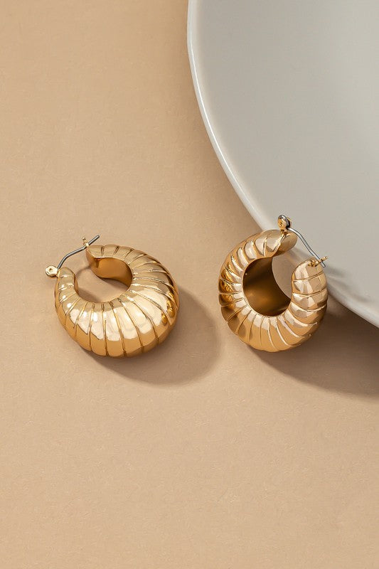 Lightweight puffy clam shell pattern hoop earrings